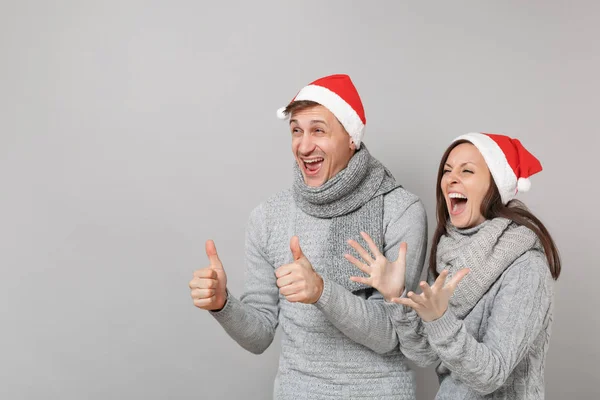 Merry Fun Couple Girl Guy Red Santa Christmas Hat Gray — Stock Photo, Image