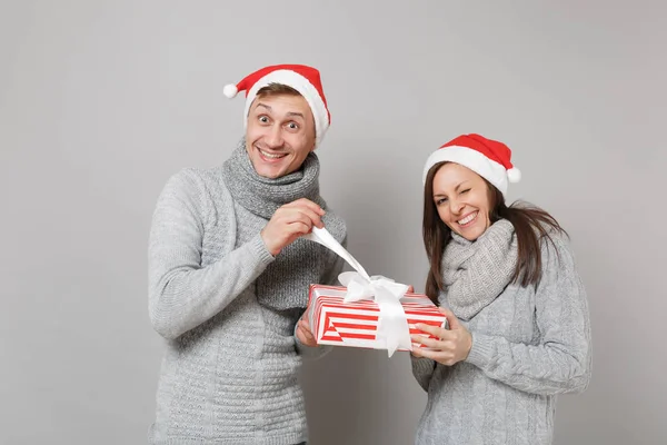 Vrolijk Plezier Paar Meisje Jongen Rood Santa Kerst Hoed Grijs — Stockfoto