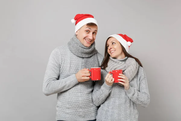 Divertido Casal Menina Cara Vermelho Chapéu Natal Santa Camisolas Cinza — Fotografia de Stock