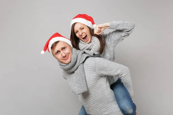 Merry Fun Couple Girl Guy Red Santa Christmas Hat Gray — Stock Photo, Image