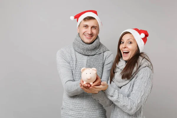 Pareja Chica Chico Rojo Santa Navidad Sombrero Gris Suéteres Bufandas — Foto de Stock