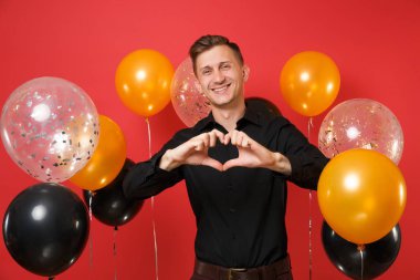 Kalp jest parlak kırmızı arka plan hava balonu üzerinde gösterilen siyah klasik gömlek yakışıklı genç adam. St. Valentine'nın, Dünya Kadınlar günü, mutlu yeni yıl Doğum günü mockup tatil parti konsept