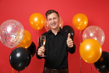 Parlak kırmızı arka plan hava balonu üzerinde başparmak gösterilmesini neşeli genç adam siyah klasik gömlek kadeh şampanya, holding. St. Valentine's gün, mutlu yeni yıl, Doğum günü mockup tatil parti konsept