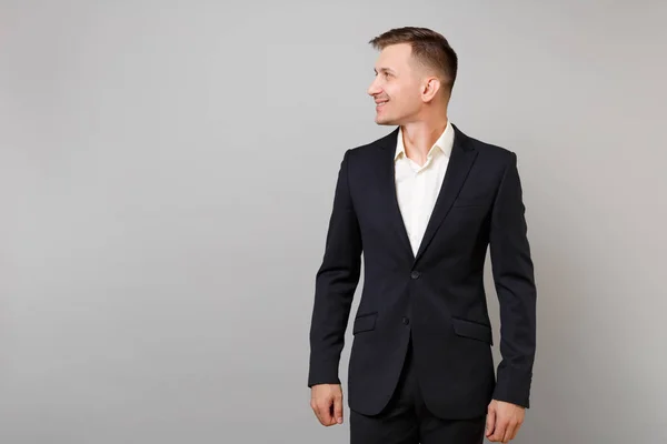 Retrato Joven Hombre Negocios Sonriente Traje Negro Clásico Camisa Blanca — Foto de Stock