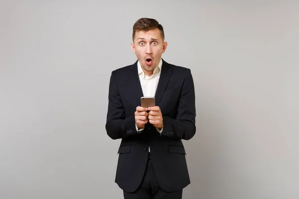 Joven Hombre Negocios Impactado Manteniendo Boca Abierta Mirando Sorprendido Usando — Foto de Stock