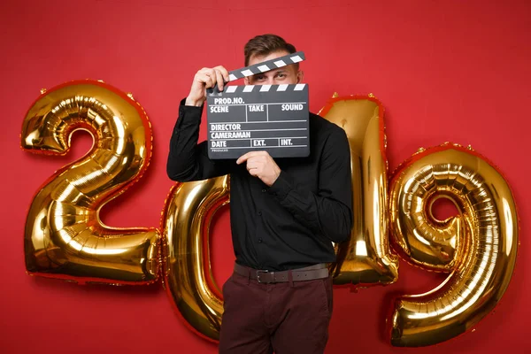 Hombre Camisa Negra Celebrando Fiesta Vacaciones Mantenga Película Haciendo Clapperboard —  Fotos de Stock