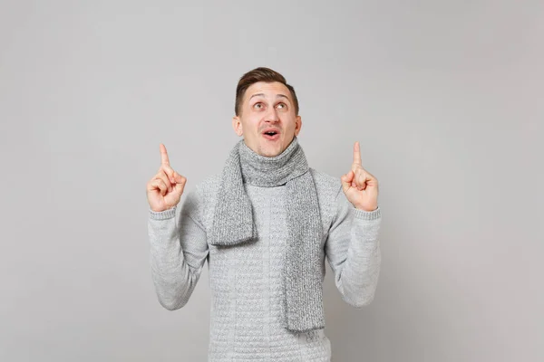 Hombre Joven Excitado Suéter Gris Aspecto Bufanda Señalando Los Dedos — Foto de Stock