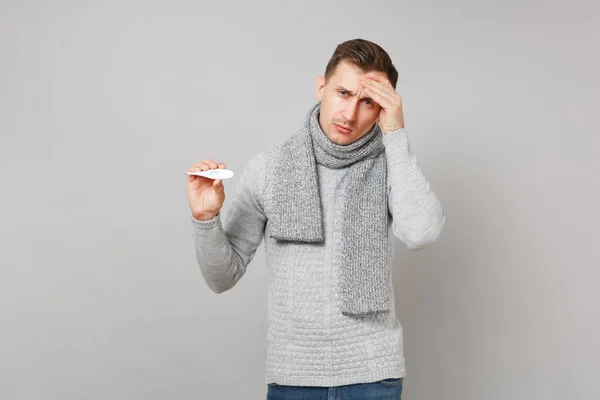 Joven Cansado Suéter Gris Bufanda Que Sostiene Termómetro Poniendo Mano — Foto de Stock