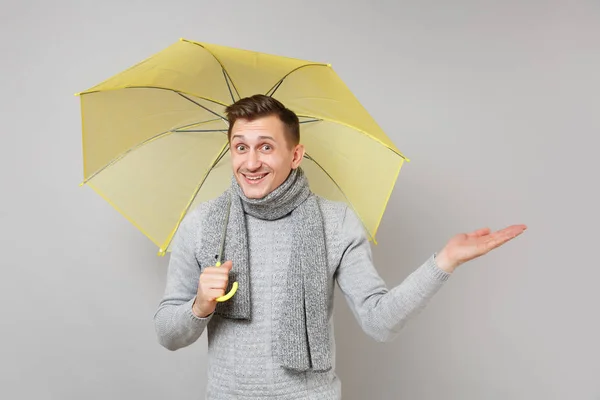 Glad Ung Man Grå Tröja Halsduk Håll Gult Paraply Pekande — Stockfoto