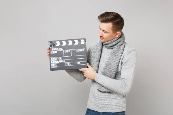 Młody Człowiek Szary Sweter Szalik Patrząc Klasyczny Czarny Kinematografia Clapperboard — Zdjęcie stockowe