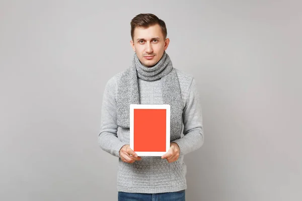 Młody Człowiek Szary Sweter Szalik Trzymając Komputer Typu Tablet Puste — Zdjęcie stockowe