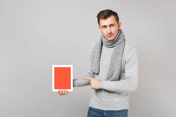 Młody Człowiek Szary Sweter Szalik Palec Wskazujący Komputerze Tablet Puste — Zdjęcie stockowe
