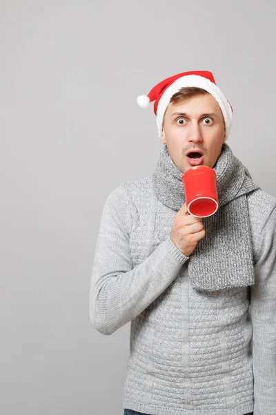Sorprendido Hombre Santa Suéter Gris Bufanda Sombrero Navidad Sosteniendo Taza — Foto de Stock
