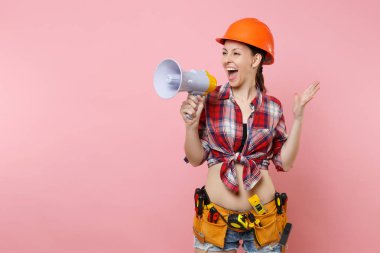 Heyecanlı tamirci kadını ekose gömlek, kot şort, kask, seti araçları çeşitli aletleri tutun megafon, çığlık, pembe arka plan izole dolu kemer. Kadın erkek iş. Yenileme kavramı