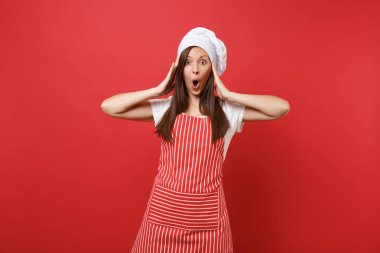 Ev hanımı kadın şef aşçı ya da baker izole kırmızı duvar arka plan üzerinde çizgili önlük, beyaz tişört, toque şefler şapkalı. Güzel şok kahya kadın ellerini başının üstüne koy. Kopyalama alanı kavramı alay