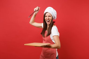 Ev hanımı kadın şef aşçı ya da baker çizgili önlük beyaz t-shirt, toque Şefler Şapka kırmızı duvar arka plan üzerinde izole. Kızgın çığlık atan kadın beklemeye tahta kesme tahtası, bıçak. Kopyalama alanı kavramı alay