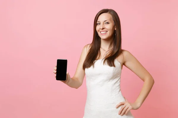 Портрет Усміхненої Нареченої Весільній Сукні Тримає Мобільний Телефон Порожнім Чорним — стокове фото