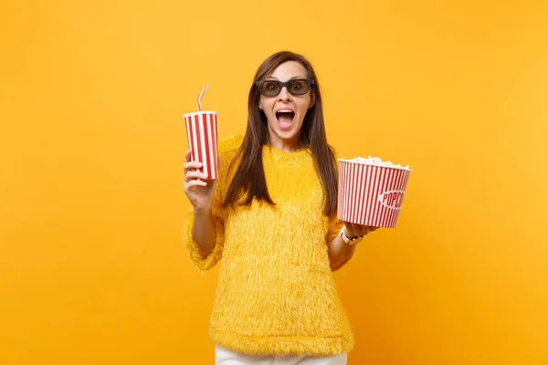Mujer Joven Emocionada Gafas Imax Viendo Película Película Sosteniendo Cubo — Foto de Stock