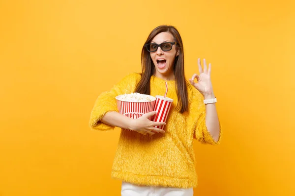 Mujer Joven Asombrada Gafas Imax Viendo Películas Sosteniendo Cubo Palomitas — Foto de Stock