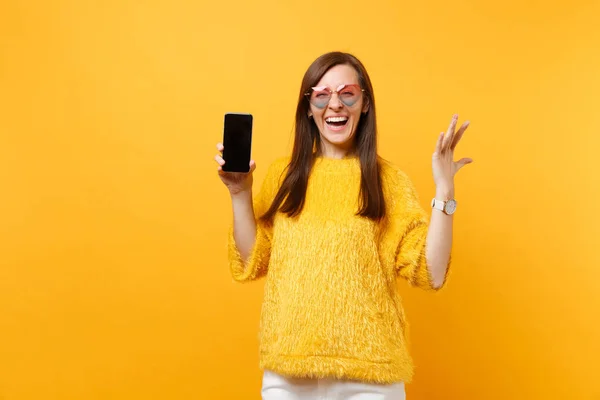 Směje Mladá Žena Brýlích Srdce Šíří Rukou Držení Mobilního Telefonu — Stock fotografie