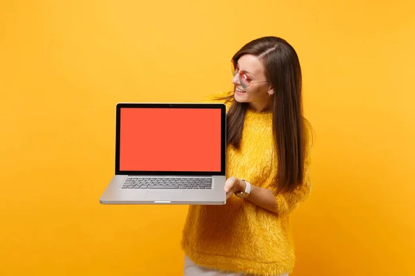 Ganska Ung Kvinna Hjärtat Glasögon Tittar Laptop Dator Med Blank — Stockfoto
