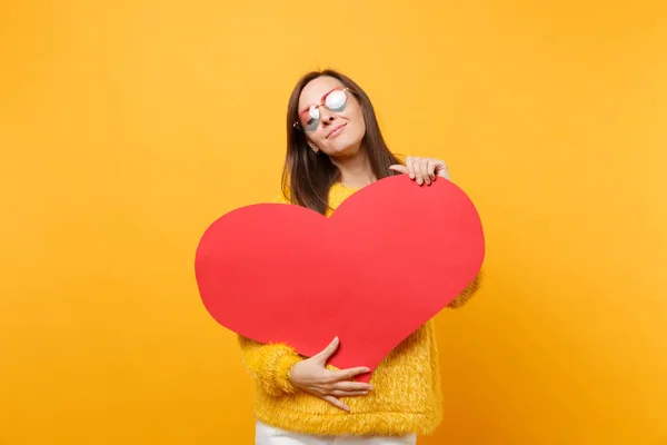 Mujer Tierna Bastante Joven Suéter Piel Gafas Corazón Sosteniendo Abrazando — Foto de Stock