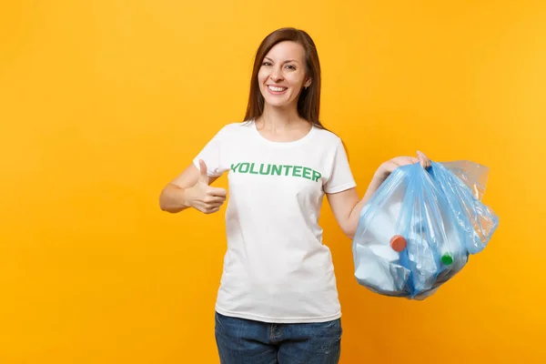 Woman Shirt Volunteer Trash Bag Isolated Yellow Background Voluntary Free — Stock Photo, Image