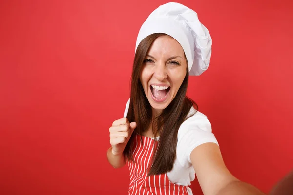 主婦女性シェフや赤い壁の背景に分離された縞のエプロン シャツ トーク シェフ帽子パン屋 クローズ アップ撮影 Selfie 撮影を行う家政婦女性 コピー スペース — ストック写真