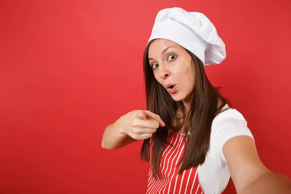 家庭主妇女厨师或面包师在条纹围裙 扭矩厨师帽查出的红色墙壁背景 关闭女管家做自拍拍摄 模拟复制空间概念 — 图库照片