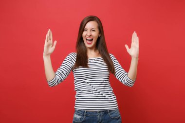 Kopyalama alanı yatay gösteren boyutu mimik ve ağız izole kırmızı duvar arka plan üzerine açık tutmak neşeli genç kadın. İnsanlar samimi duygular, yaşam kavramı. Kopyalama alanı alay