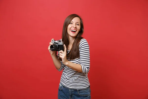 Portrét Smíchem Mladá Žena Ležérní Pruhované Oblečení Drží Retro Vinobraní — Stock fotografie