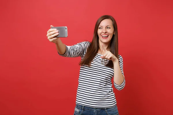 Uśmiechający Się Młoda Kobieta Paski Odzież Robi Biorąc Selfie Strzał — Zdjęcie stockowe