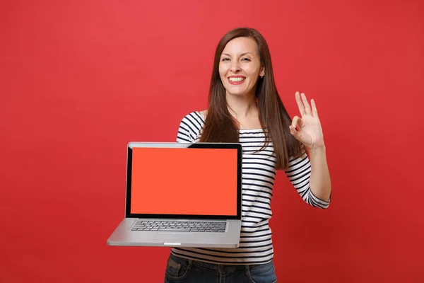 Joyful Jovem Mostrando Sinal Segurando Computador Portátil Com Tela Vazia — Fotografia de Stock