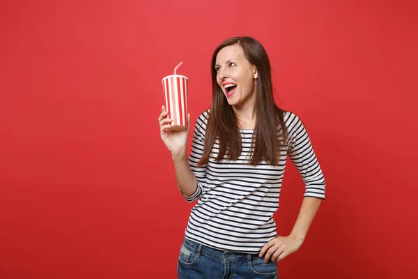 Vrolijke Jonge Vrouw Bedrijf Plastic Beker Cola Soda Zoek Naar — Stockfoto