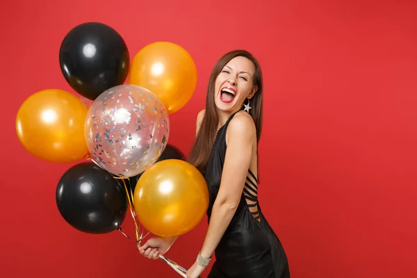 Śmiejąc Się Młoda Kobieta Mała Czarna Sukienka Obchodzi Gospodarstwa Balony — Zdjęcie stockowe