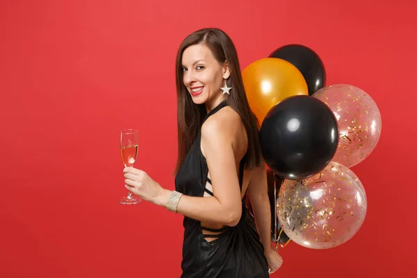 Vista Lateral Menina Incrível Vestido Preto Celebrando Segurando Copo Balões — Fotografia de Stock