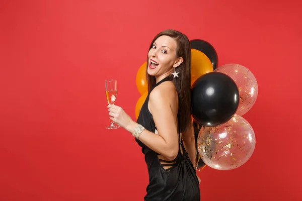 Boční Pohled Vzrušená Žena Černých Šatech Slaví Držení Sklenice Šampaňského — Stock fotografie