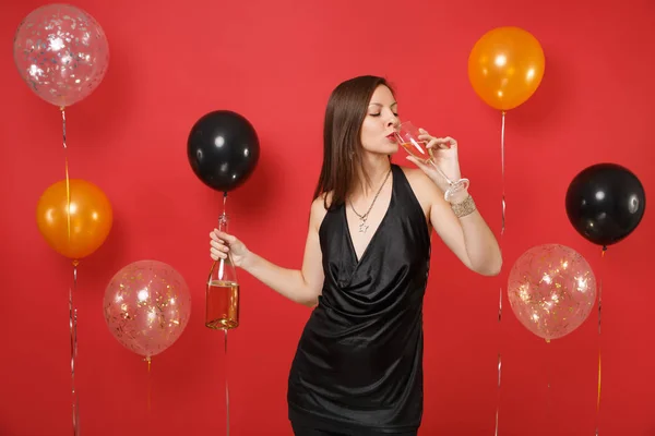 Jeune Fille Robe Noire Célébrant Tenant Bouteille Buvant Champagne Partir — Photo