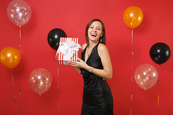 Joyful Menina Pouco Vestido Preto Celebrando Segurando Caixa Vermelha Com — Fotografia de Stock