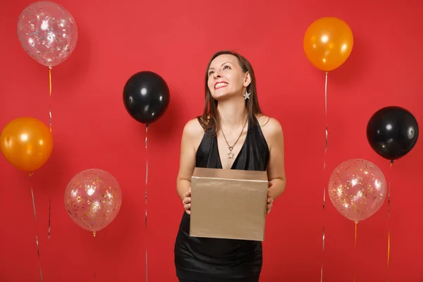 Verträumtes Glückliches Mädchen Schwarzem Kleid Das Nach Oben Schaut Hält — Stockfoto