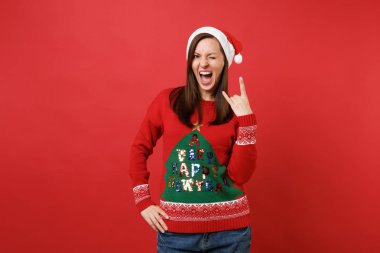 Neşeli Noel Baba kız çığlık, gösteren boynuzları jest, işareti, yanıp sönen kırmızı zemin üzerine izole heavy metal rock tasvir. Mutlu yeni yıl 2019 kutlama tatil parti kavramı. Kopyalama alanı alay