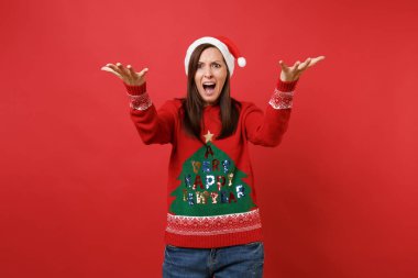 Örme kazak, Noel şapka küfür olarak izole kırmızı arka plan çığlık eller yayılan şok Noel Baba kız rahatsız edilmiş. Mutlu yeni yıl 2019 kutlama tatil parti kavramı. Kopyalama alanı alay