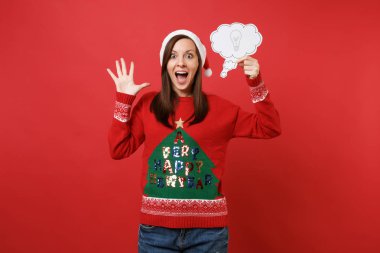 De ki bulut ampul, kırmızı zemin üzerine izole fikir ile tutarak el gösterilen, parmaklar, yayılan genç Noel Baba kız heyecanlı. Mutlu yeni yıl 2019 kutlama tatil parti kavramı. Kopyalama alanı alay