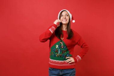 Ararken, cep telefonu üzerinde konuşurken, hoş sohbet kırmızı duvar arka plan üzerinde izole iletken neşeli Noel Baba kız. Mutlu yeni yıl 2019 kutlama tatil parti kavramı. Kopyalama alanı alay