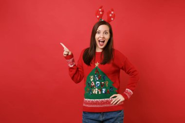 Noel Baba kız kırmızı zemin üzerine izole sürpriz arıyor Dizin ağız geniş tutmak bir yana, parmakla dekoratif geyik boynuzu açın eğlenceli hayran. Mutlu yeni yıl 2019 kutlama tatil parti konsept