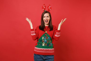 Noel Baba kız parlak kırmızı zemin üzerine dekoratif geyik boynuzları küfür, kafasına Yayilim eller izole eğlenceli tahriş olmuş. Mutlu yeni yıl 2019 kutlama tatil parti kavramı. Kopyalama alanı alay