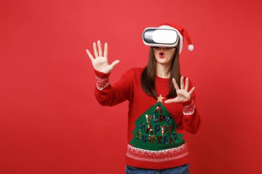 Genç Noel Baba kız kulaklık irtibatta itme gibi bir şey üzerinde kırmızı zemin üzerine izole sanal ekran yüzen düğmesine tıklatın. Mutlu yeni yıl 2019 kutlama tatil parti konsept