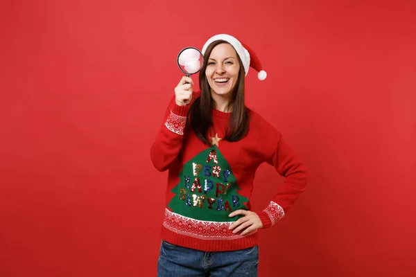 Γελώντας Νεαρό Κορίτσι Σάντα Πλεκτά Πουλόβερ Χριστουγεννιάτικο Καπέλο Κρατώντας Μεγεθυντικό — Φωτογραφία Αρχείου