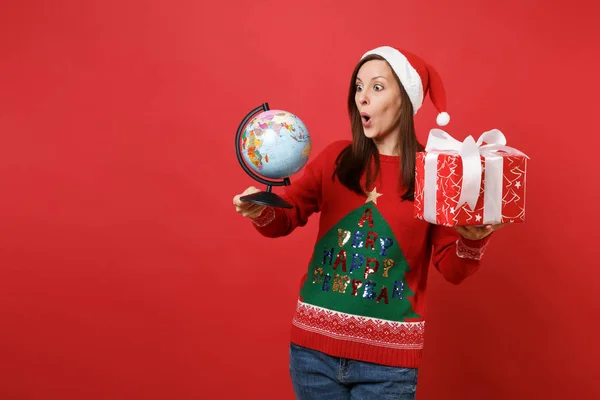 Chockade Unga Santa Flicka Att Hålla Munnen Vidöppen Håller Världen — Stockfoto