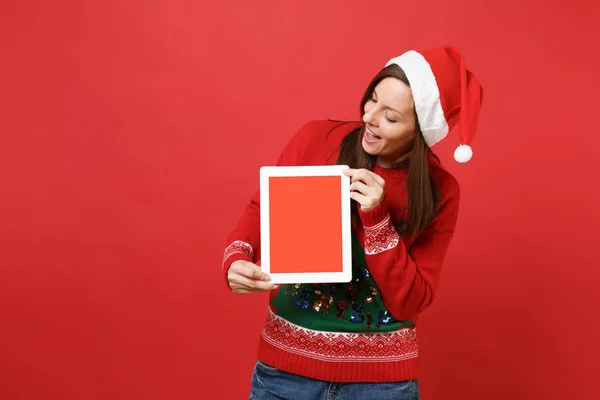 Curiosa Joven Santa Niña Sombrero Navidad Mirando Tableta Con Pantalla — Foto de Stock